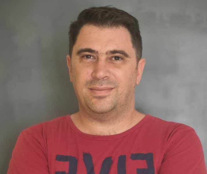 Oliver Chen headshot